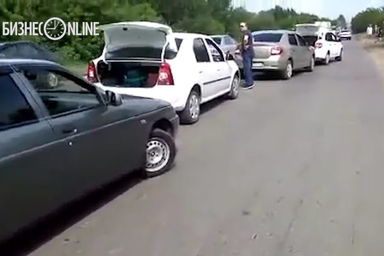 В Нижнекамске водители устроили акцию протеста, чтобы привлечь внимание к разбитой дороге 