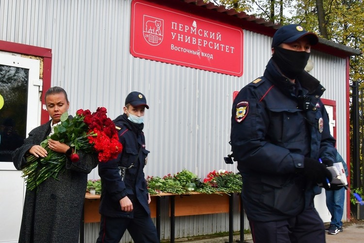Возле здания пермского вуза появился стихийный мемориал в память о погибших при стрельбе
