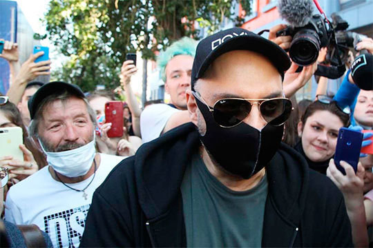 Фоторепортаж «БИЗНЕС Online»: Серебренников пришел на оглашение приговора без вещей