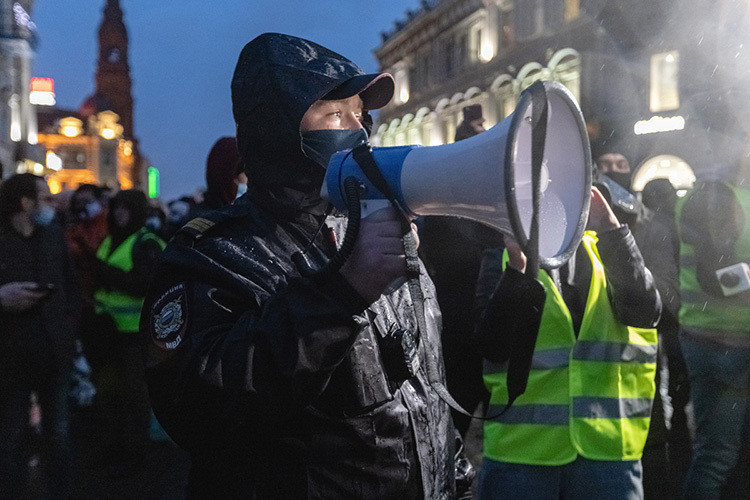 На акции в поддержку Навального полиция удачно поохотилась у Мергасовского дома, а в Челнах навальнисты устроили настоящую аквадискотеку