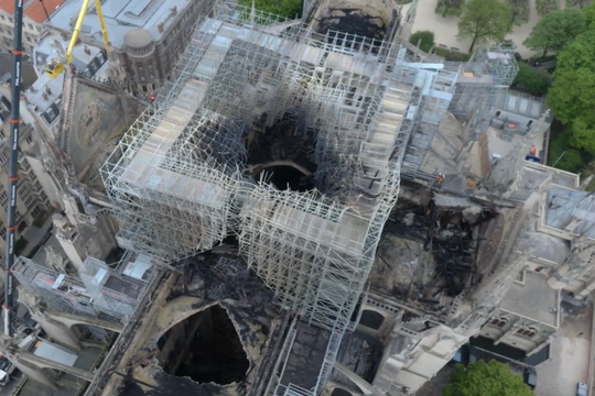 Дрон снял на видео последствия пожара в Нотр-Даме