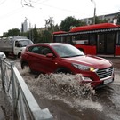 Затопленные улицы, поваленные деревья и баки: последствия очередного грозового фронта в Казани