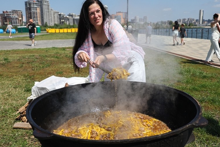 «Вкусная Казань»: консул Венгрии приготовил чак-чак, ЦСКА кормил фанатов с ложки, а киргизы разбили юрту