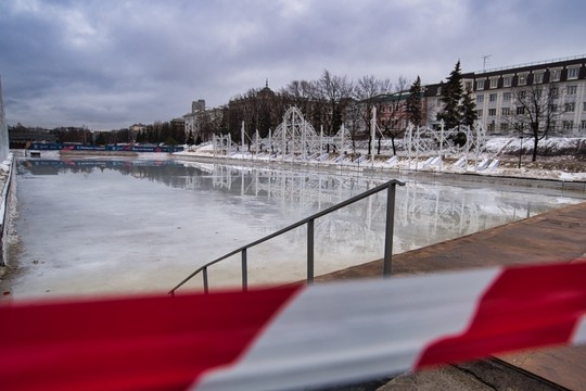 Из-за аномальной оттепели закрылся каток на «Черном озере»