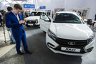 АвтоВАЗ заявил о возможном повышении цен на автомобили из-за колебаний курса рубля
