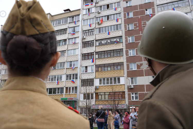 Военная техника проехала по дворам ветеранов Казани