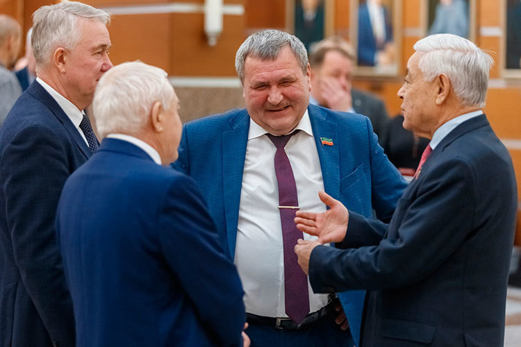 Депутаты предложили Госдуме в 15 раз увеличить штрафы за нелегальную продажу спирта