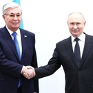 Токаев поздравил Путина с уверенной победой на выборах президента РФ 