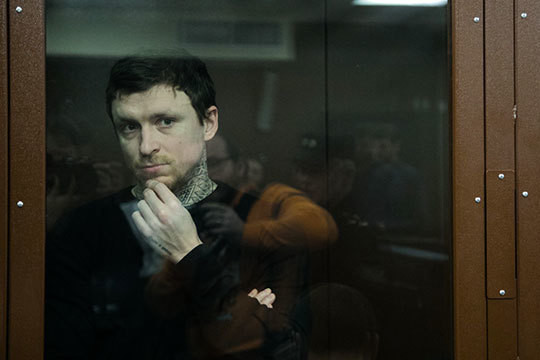 Фото из зала суда: Мамаев с бородой, Кокорин с книгой
