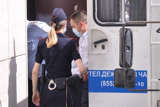 Дело о фиктивной обрезке деревьев: Ленару Авзалову вызывали скорую, но все равно увезли в СИЗО