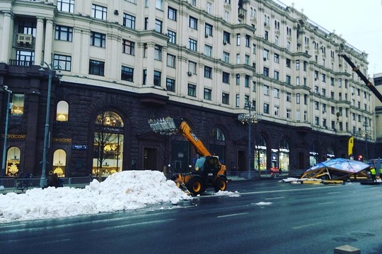 В центр Москвы и парк «Зарядье» завезли снег