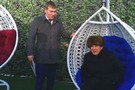 Минниханов в Балтасях оценил подвесные кресла и захотел одно такое в свой кабинет