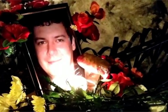 Жители Нижнекамска несут цветы и свечи к месту гибели полицейского