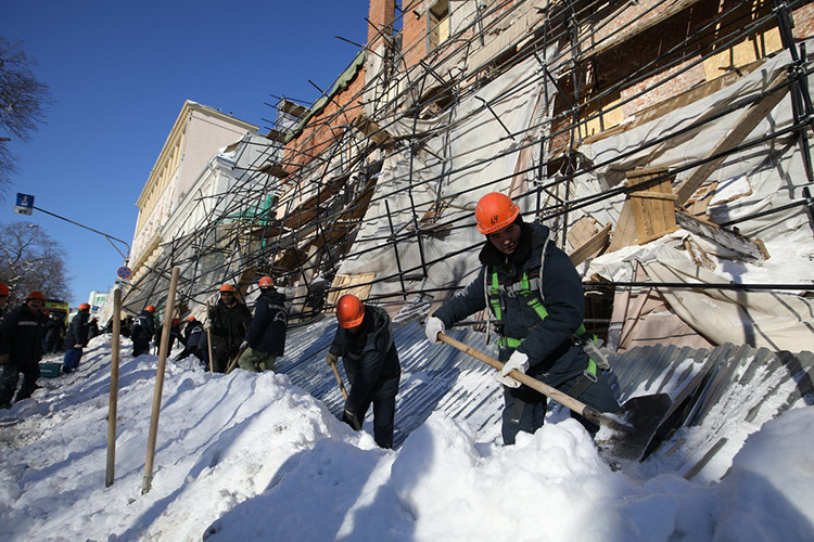 В центре Москвы на Мясницкой улице рухнули строительные леса