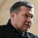 Соловьев назвал провокацией инцидент с пострадавшей на митинге: «Ее отталкивают ногой, упираясь в живот»