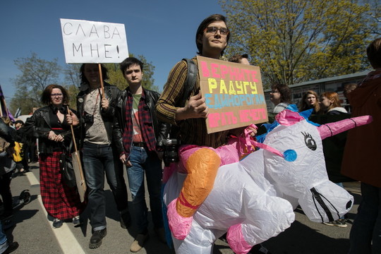 «Мы проиграли в холодной воде»: по Москве прошла первомайская «Монстрация»