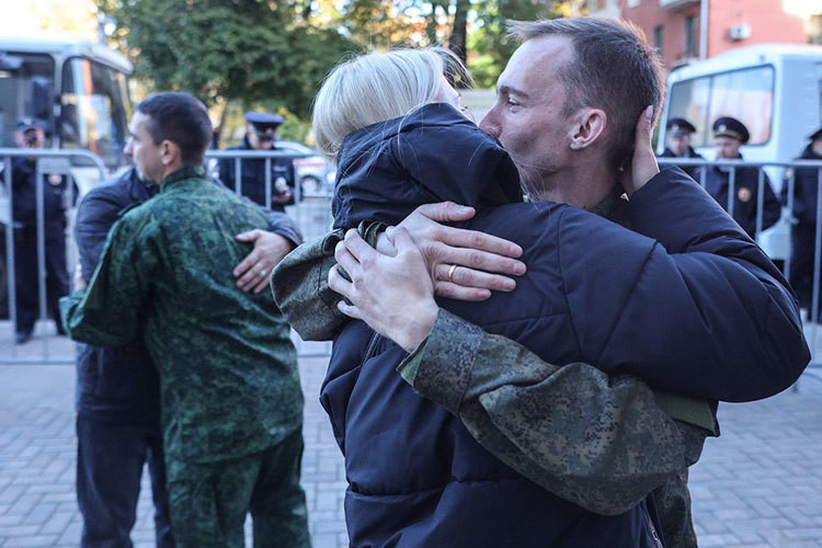 Объятия, слезы и священник: как работает пункт мобилизации в театре Романа Виктюка в Москве