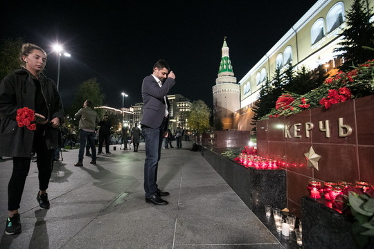 Жители Москвы несут цветы в память о погибших в Керчи