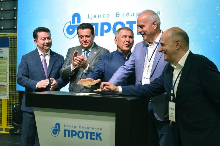 Минниханов и Якунин открыли в Казани логоцентр за 1,9 миллиарда