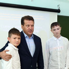 Метшин пришел в школу к сыну участника СВО и поздравил его с наступающим днем рождения