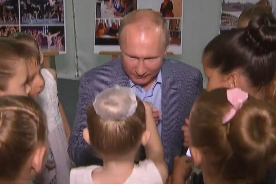 Путин опустился на колено перед юной балериной