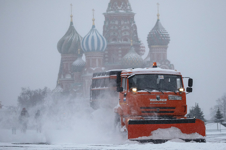 Москву «накрыл» непрекращающийся снегопад и гололед на дорогах