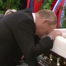 Путин надолго задержался у гроба Зиничева