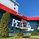 С киноцентра комплекса «Ривьера», который планируют снести летом, начали снимать вывески