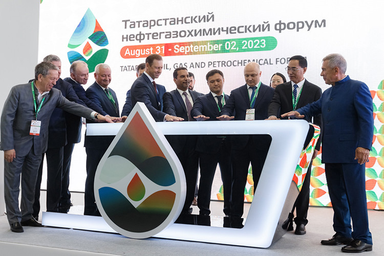 На форуме TatOilExpo 2023 Татарстан хвалили за полный цикл нефтедобычи, нефтепереработки и производств готовой продукции