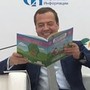 «Возьму с собой, буду заполнять»: Медведеву подарили казанский «Дневник добрых дел»