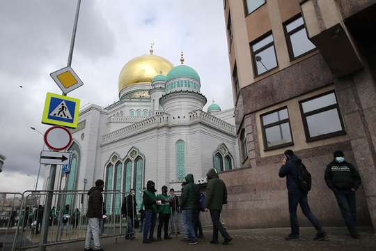 Время в москве мечеть. Пятничная мечеть в Калининграде. Москва мечеть молящиеся. Пятничная молитва историческая мечеть Москвы. Москва мечеть Вера.