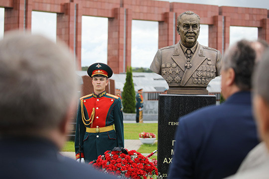 В Мытищах торжественно открыли памятник генералу армии Махмуту Гарееву
