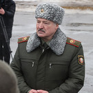Лукашенко перед встречей с Путиным вышел в свет в военном обмундировании