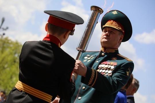 Вечный огонь из Москвы передали для мемориального комплекса в Юдино