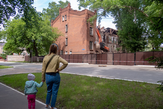 Ковши на Ершова: в Казани сносят исторические казармы Октябрьского городка