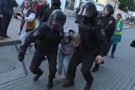 Baza: Полицейского, ударившего девушку на акции в Москве, сдали его же коллеги