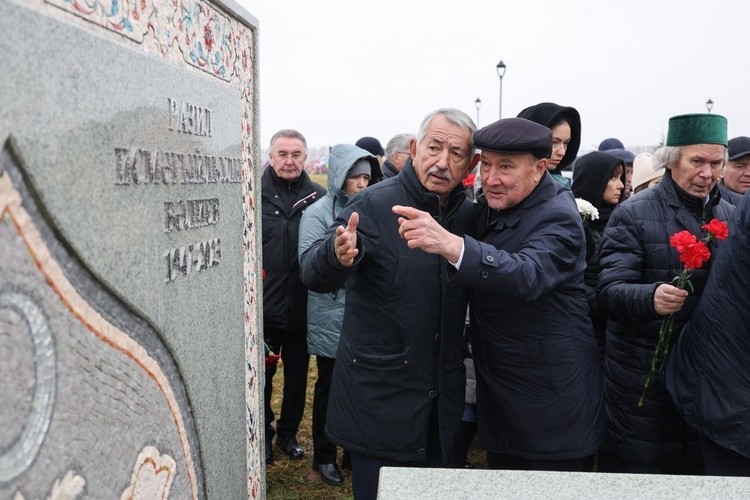 Разилю Валееву открыли надгробный мемориал