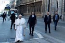 Фото дня: Папа Римский покинул Ватикан и гуляет по пустым улицам