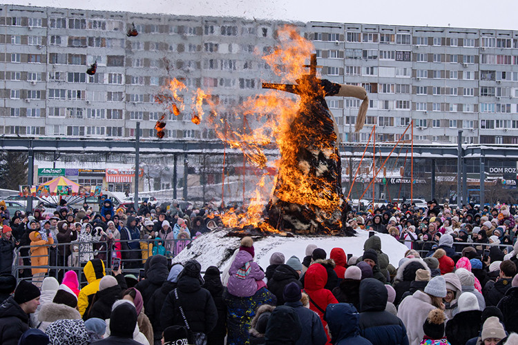 В Набережных Челнах празднуют широкую Масленицу