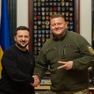 Зеленский присвоил уволенному Залужному звание Героя Украины