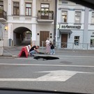 В центре Казани вновь провалился асфальт – на автодороге образовалась большая яма
