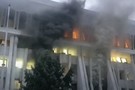 Протесты в Бишкеке: экс-президента Киргизии Атамбаева освободили из СИЗО, в захваченном здании правительства произошел пожар