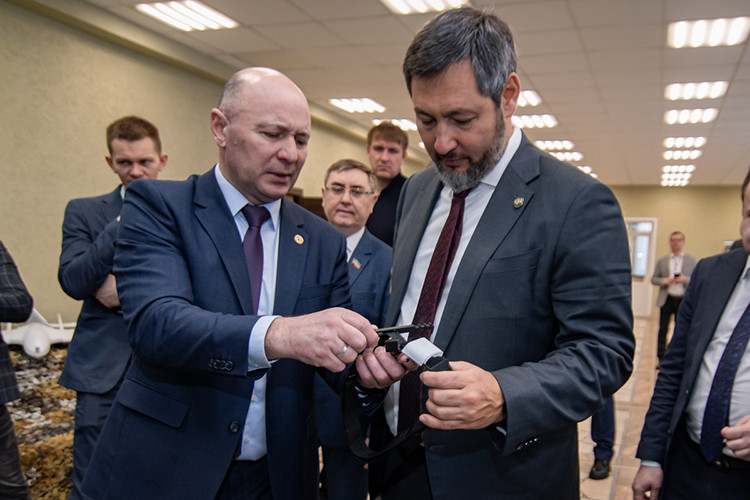 Сессия Тукаевского района: Олег Коробченко называет тукаевцев «родными», а волонтеры отправляют на СВО самодельные дроны-разведчики