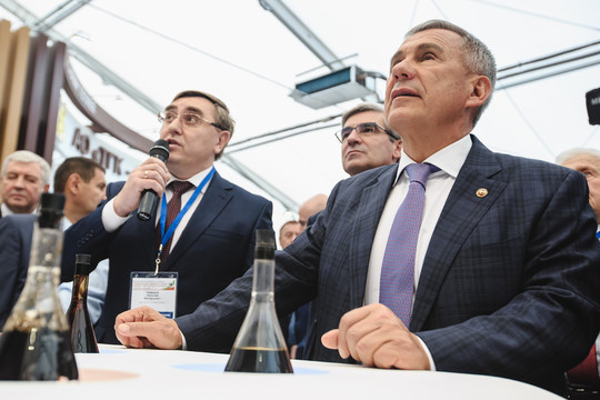 Рустам Минниханов вручил премии за лучшие проекты на выставках «Нефть, газ. Нефтехимия»