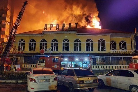 В Челнах горит заброшенное здание ресторана «Арарат»