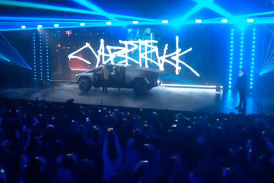Маск представил пикап будущего Cybertruck. Он бронированный и очень футуристичный