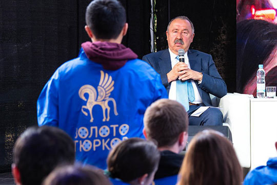 «Наши олигархи получают еще больше футболистов»