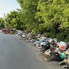 В казанском поселке Сухая Река землю вдоль дороги заполонил мусор