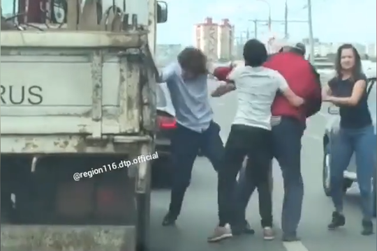 В Казани водители погрузчика и Audi подрались на дороге из-за того, что первый подрезал второго