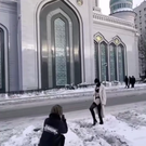 ​СКР возбудил дело после откровенной фотосессии на фоне Московской соборной мечети